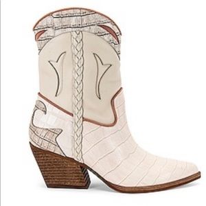 Dolce Vita white Boots! Comfortable! Worn 3 times!